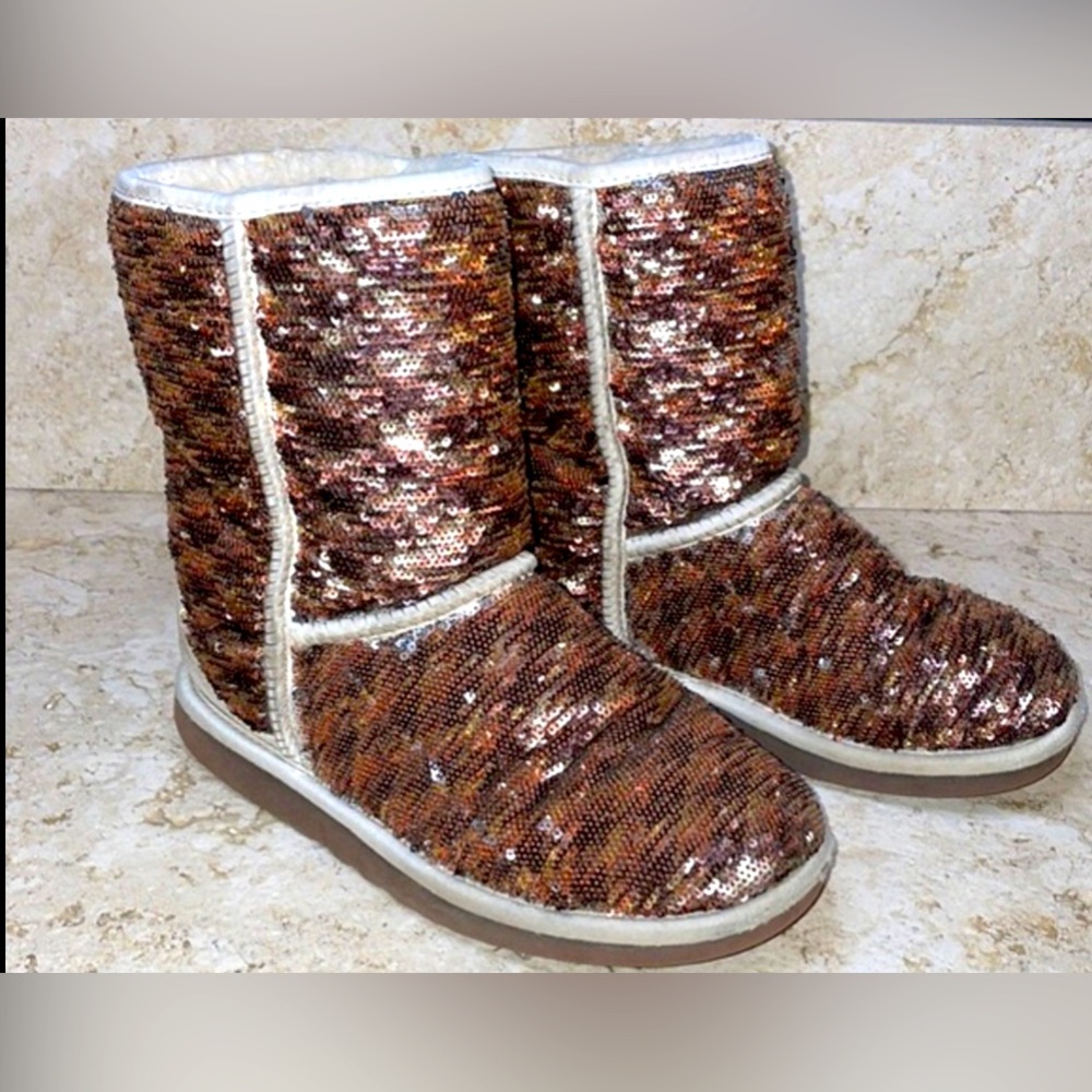 COPY - Women’s Short UGG Champagne Autumn/Metallic Brown Sequin Boots Size 7